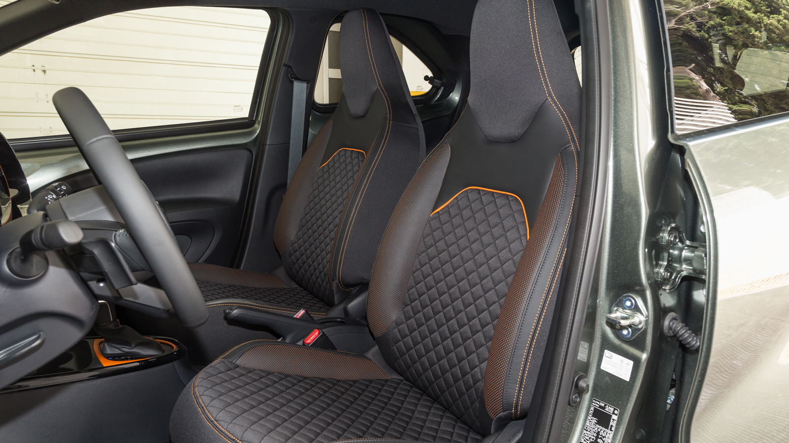 Τα καθίσματα έχουν ραμμένα μοτίβα που παραπέμπουν στο γράμμα «Χ» και τοποθετούν τον οδηγό ψηλά.